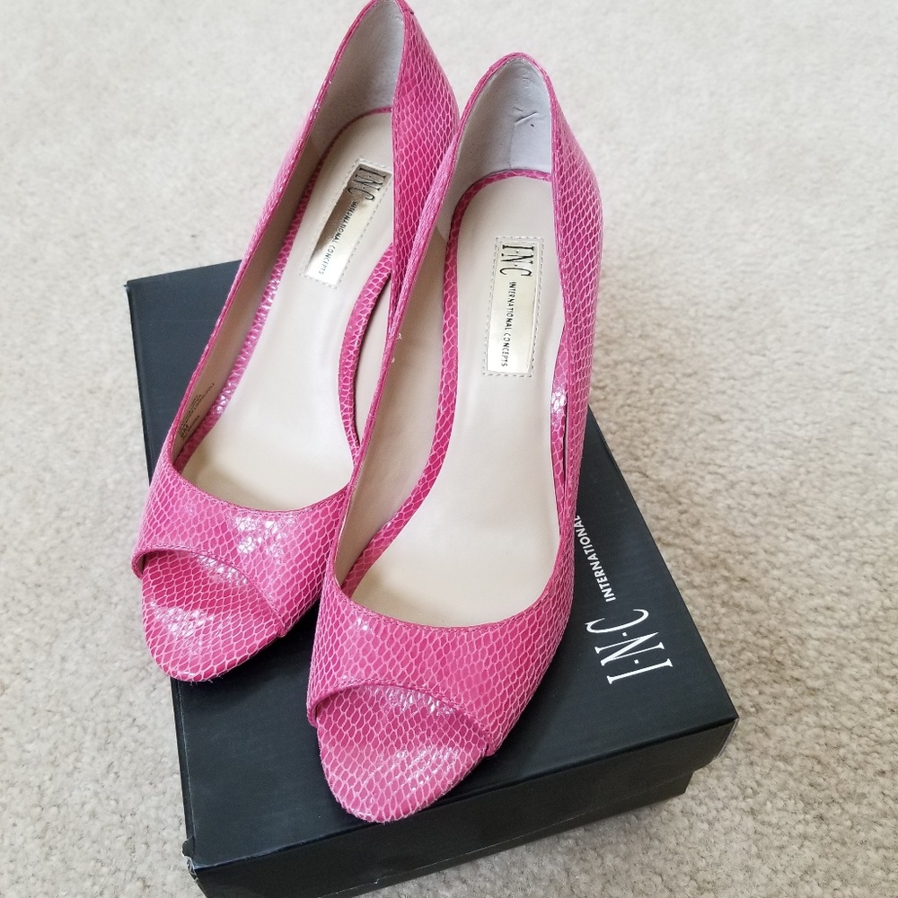 NWB INC Azalea Pink Deirdra Heels Size 8M